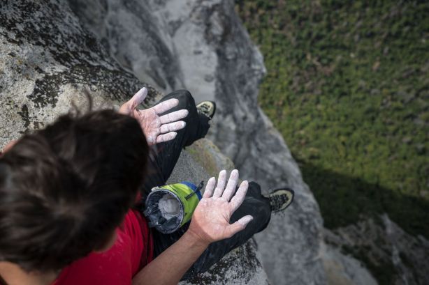 free-solo-el-capitan-alex-honnold-chalk-hands